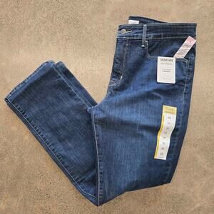 ✨ Levi Strauss & Co. Jeans ✨
Size 12 Short – Totally Shaping Straight